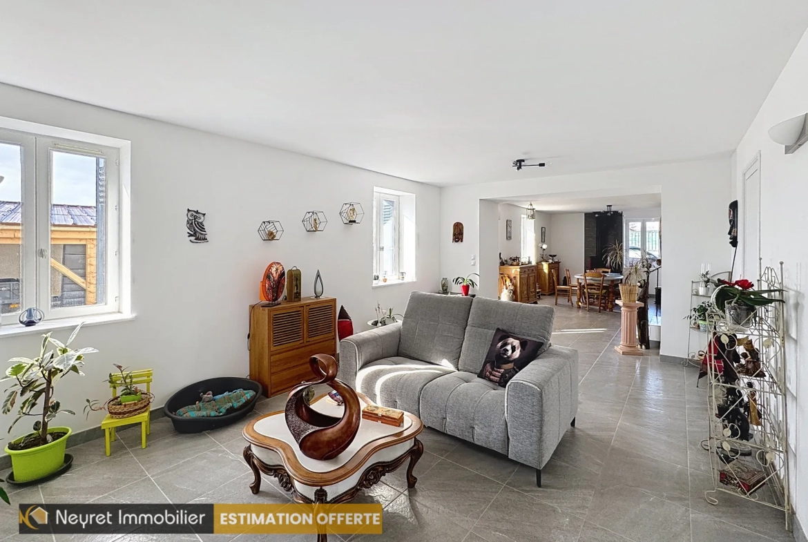 Maison rénovée de 120m² à Montverdun avec jardin clos et garage 