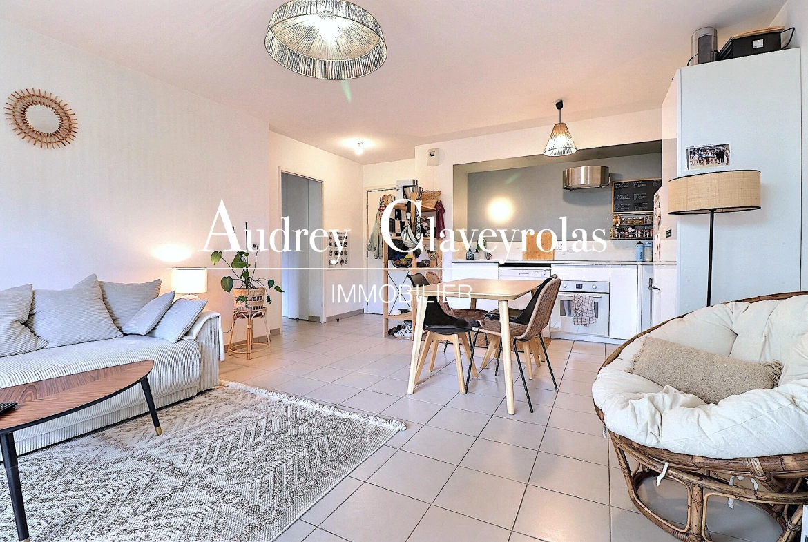 Appartement T2 lumineux avec terrasse, parking privé à Marseille 13013 