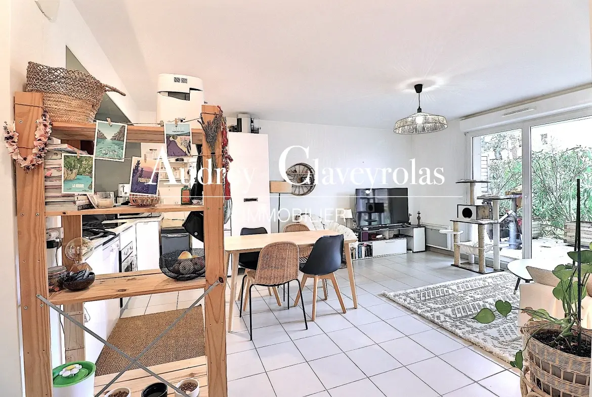 Appartement T2 lumineux avec terrasse, parking privé à Marseille 13013 