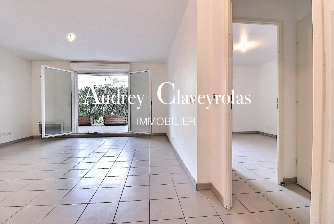 Appartement T2 lumineux avec terrasse, parking privé à Marseille 13013 
