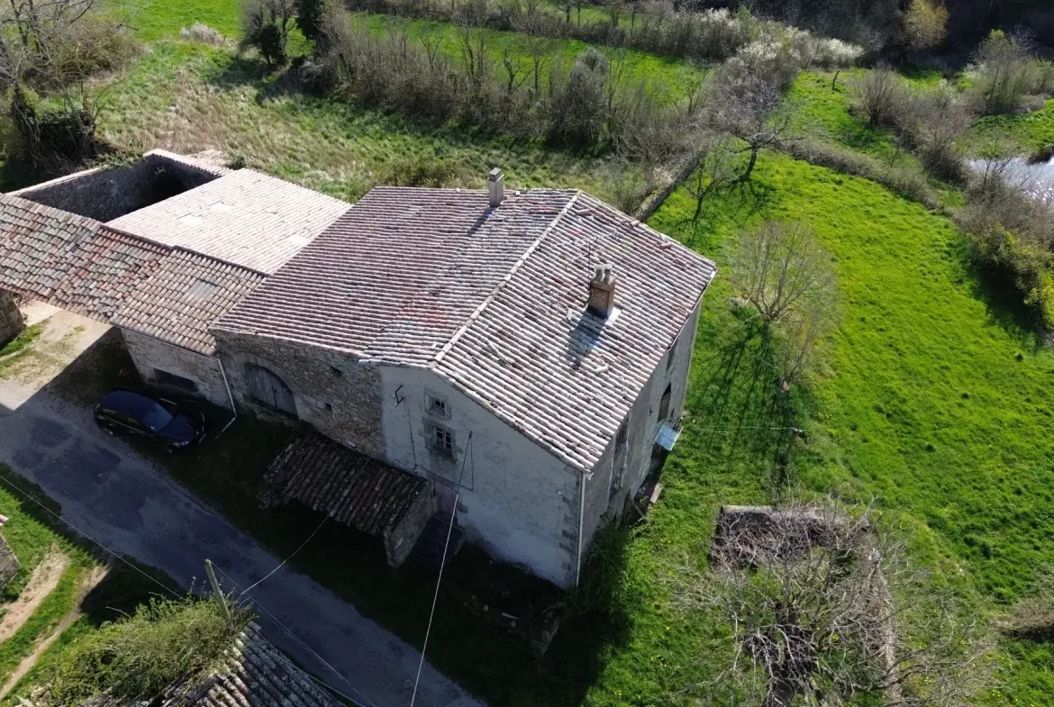 Opportunité immobilière à Champis : bâtiment à rénover avec grand terrain 