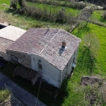 Opportunité immobilière à Champis : bâtiment à rénover avec grand terrain