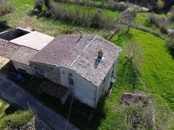 Opportunité immobilière à Champis : bâtiment à rénover avec grand terrain