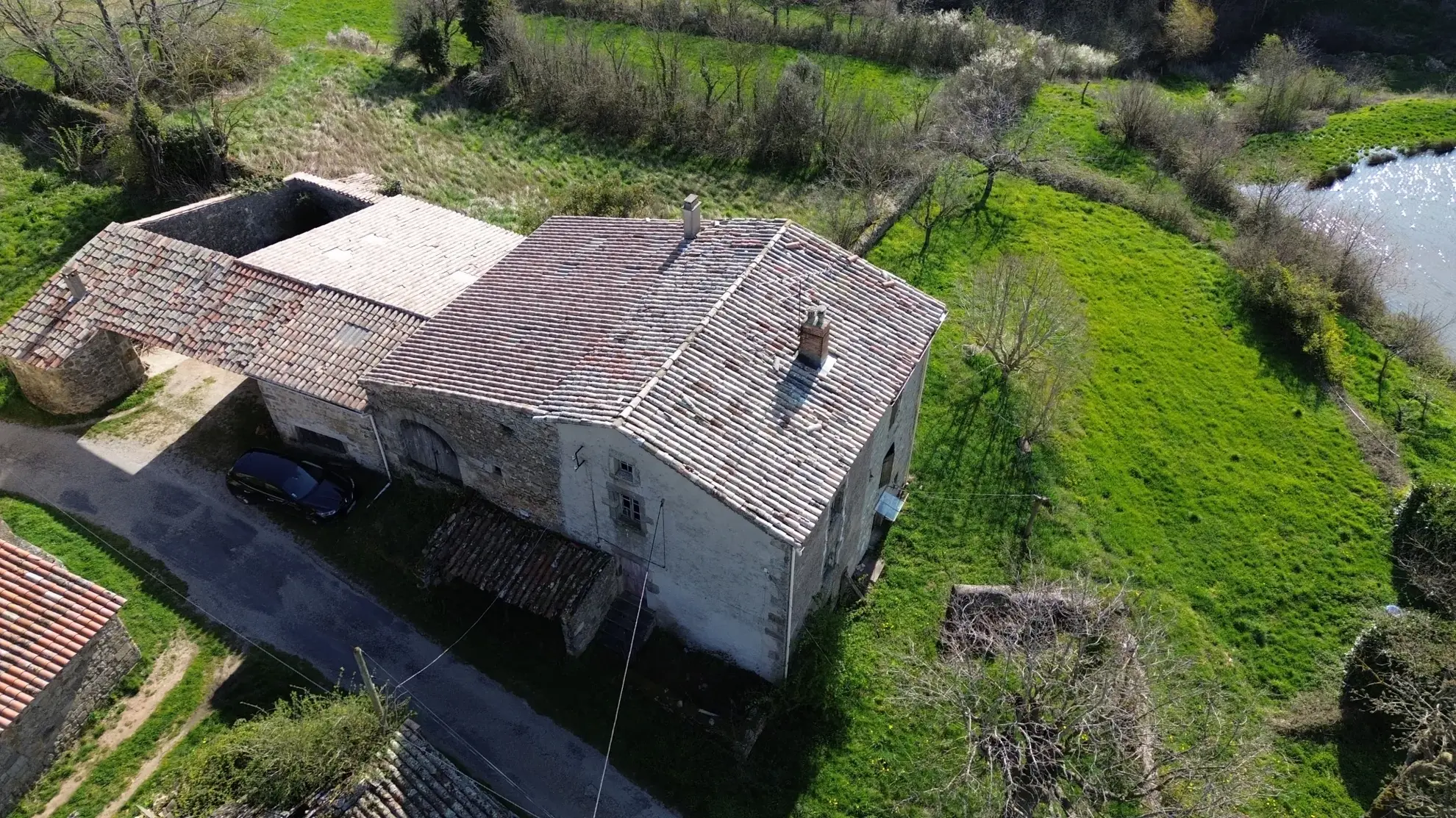 Opportunité immobilière à Champis : bâtiment à rénover avec grand terrain 
