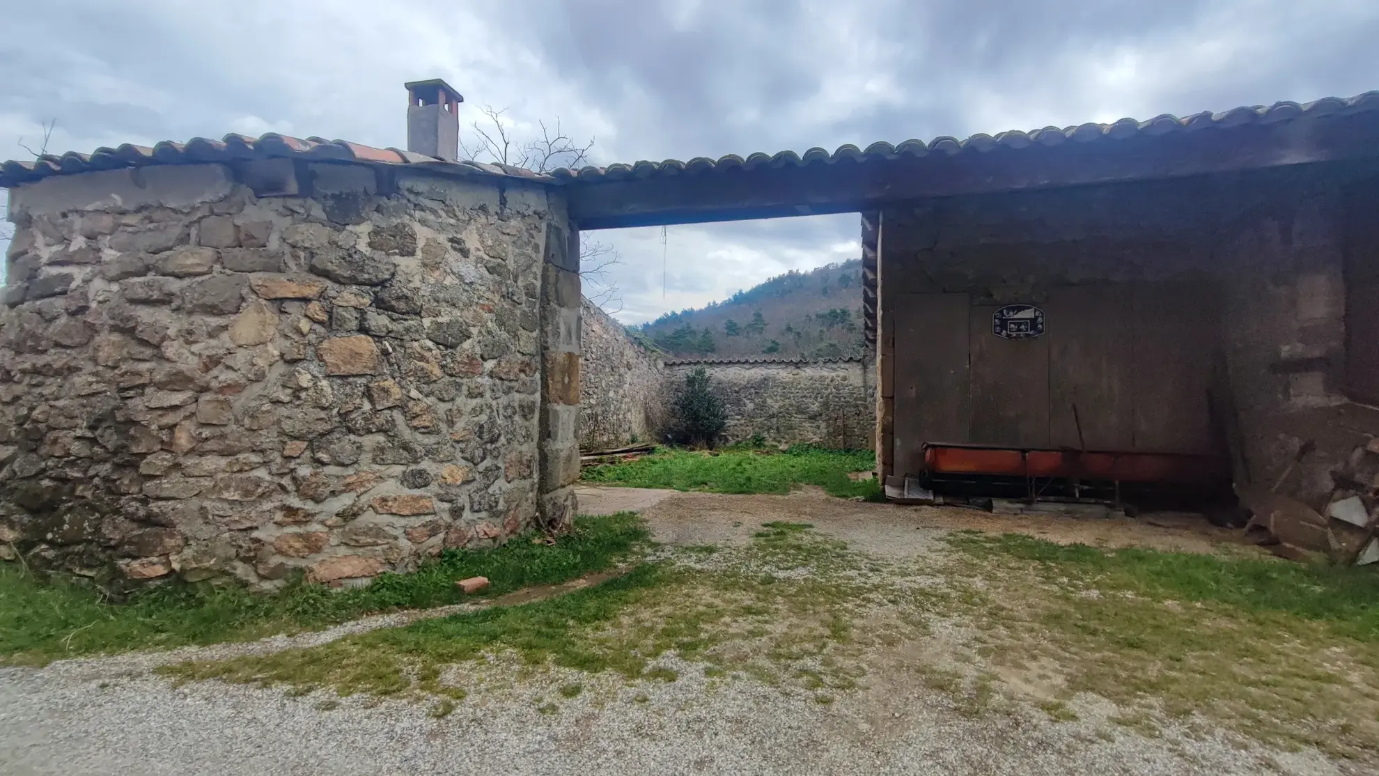 Opportunité immobilière à Champis : bâtiment à rénover avec grand terrain 