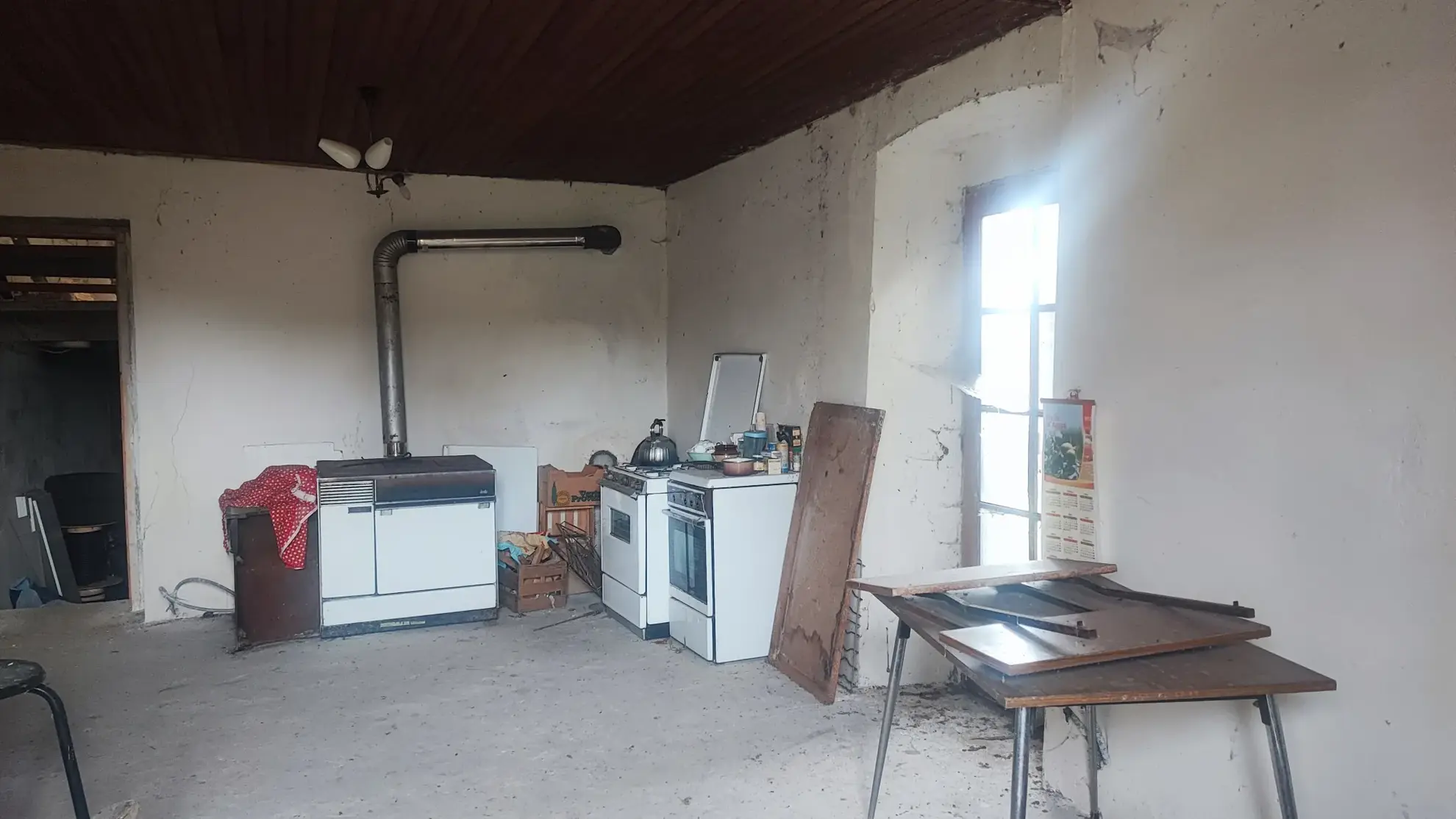 Opportunité immobilière à Champis : bâtiment à rénover avec grand terrain 