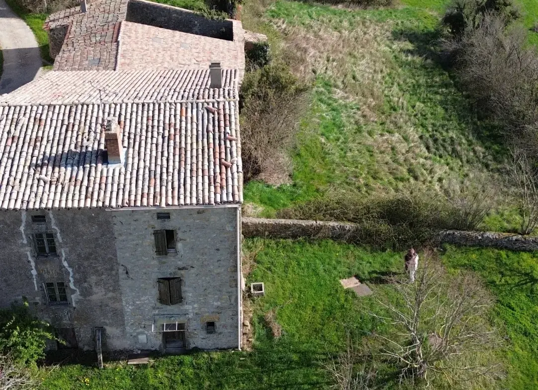 Opportunité immobilière à Champis : bâtiment à rénover avec grand terrain 