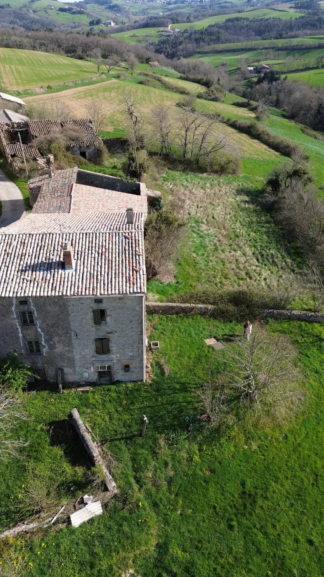 Opportunité immobilière à Champis : bâtiment à rénover avec grand terrain 