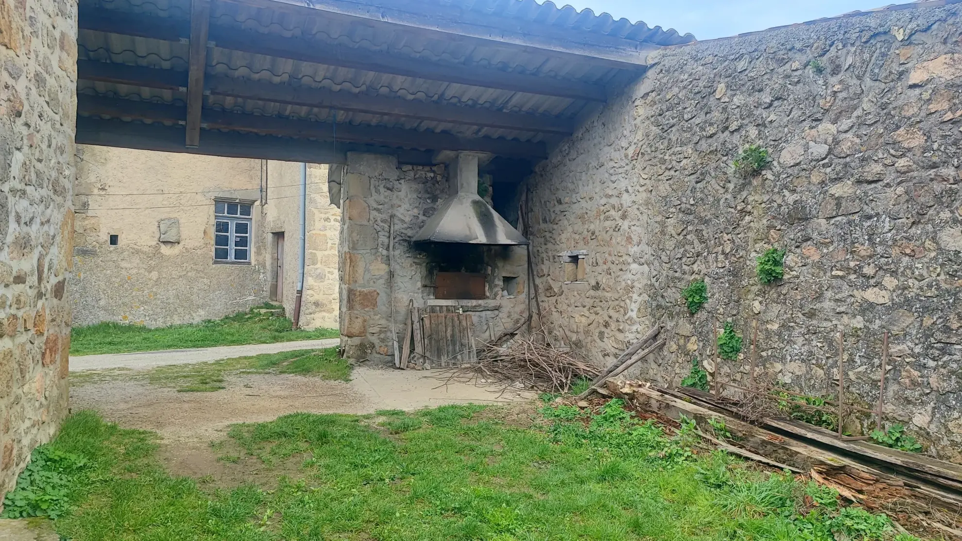 Opportunité immobilière à Champis : bâtiment à rénover avec grand terrain 