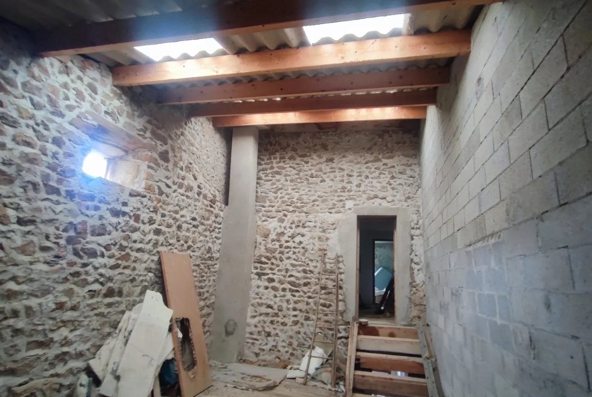 Opportunité immobilière à Champis : bâtiment à rénover avec grand terrain 