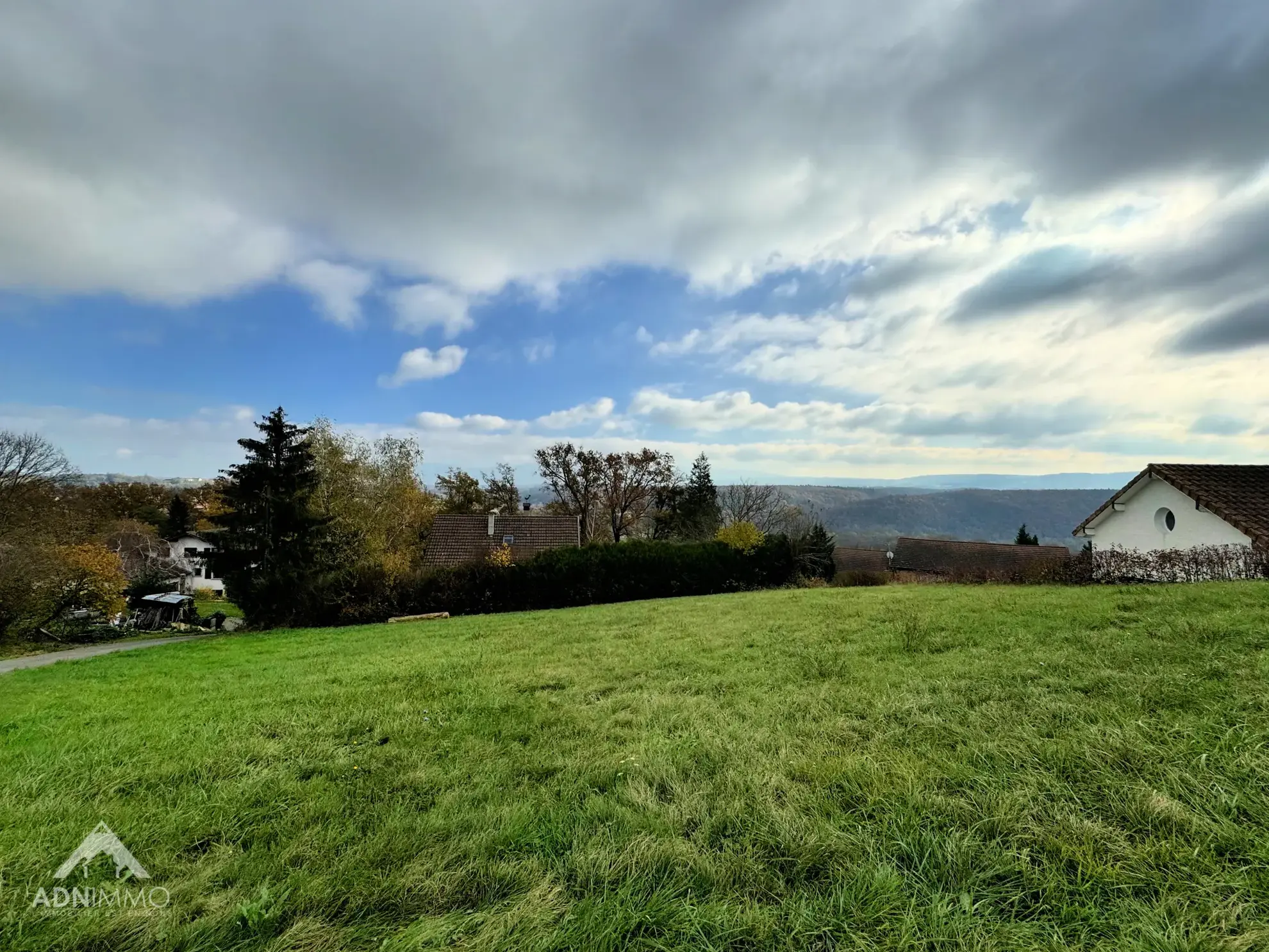Terrain constructible de 1434 m² avec vue dégagée à Pougny 