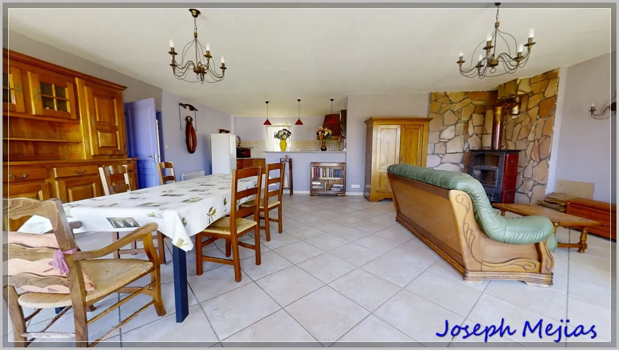 Maison de plain-pied à vendre à Saint Apollinaire de Rias, 2 chambres, terrain de 2000 m² 