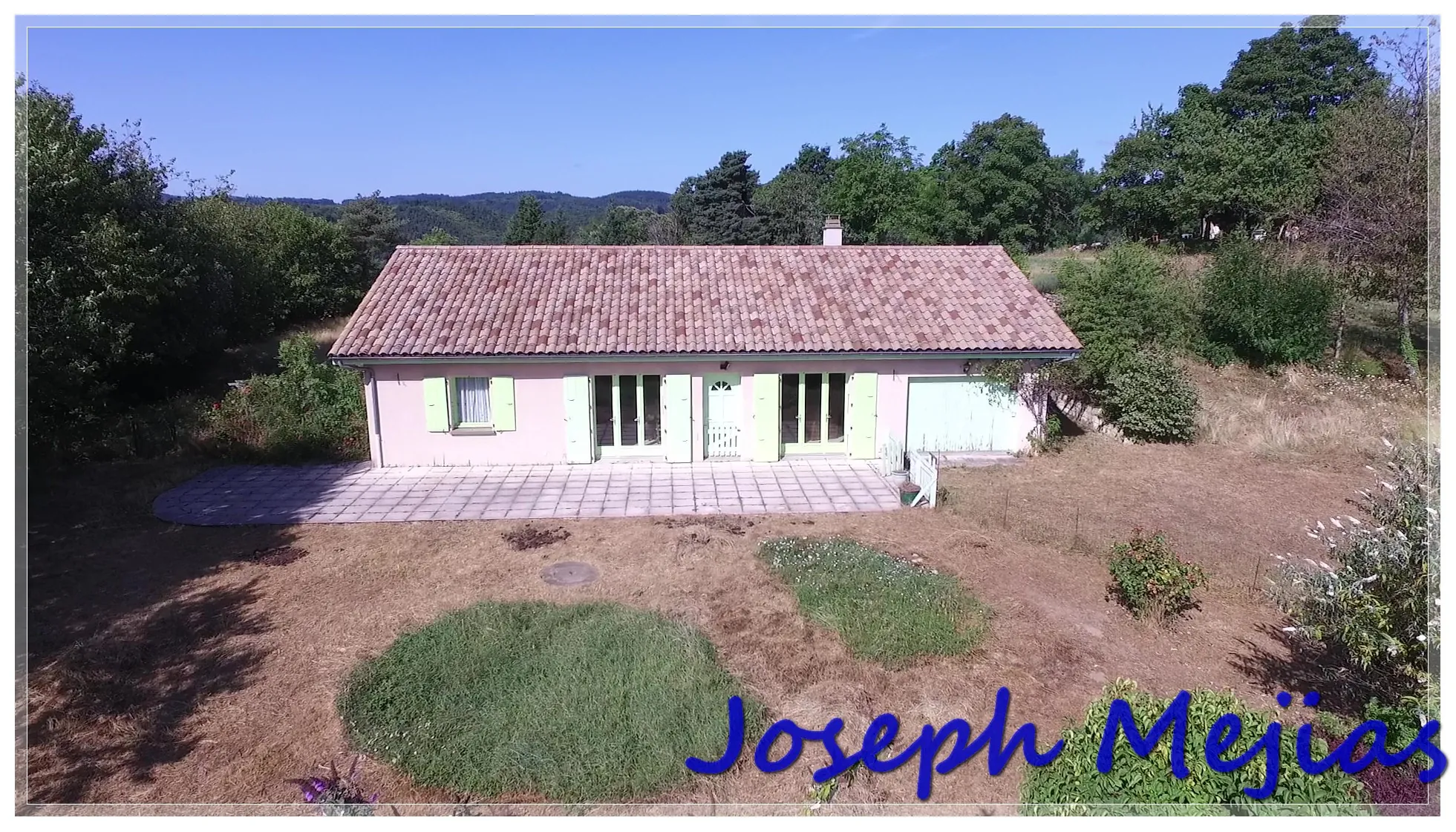 Maison de plain-pied à vendre à Saint Apollinaire de Rias, 2 chambres, terrain de 2000 m² 