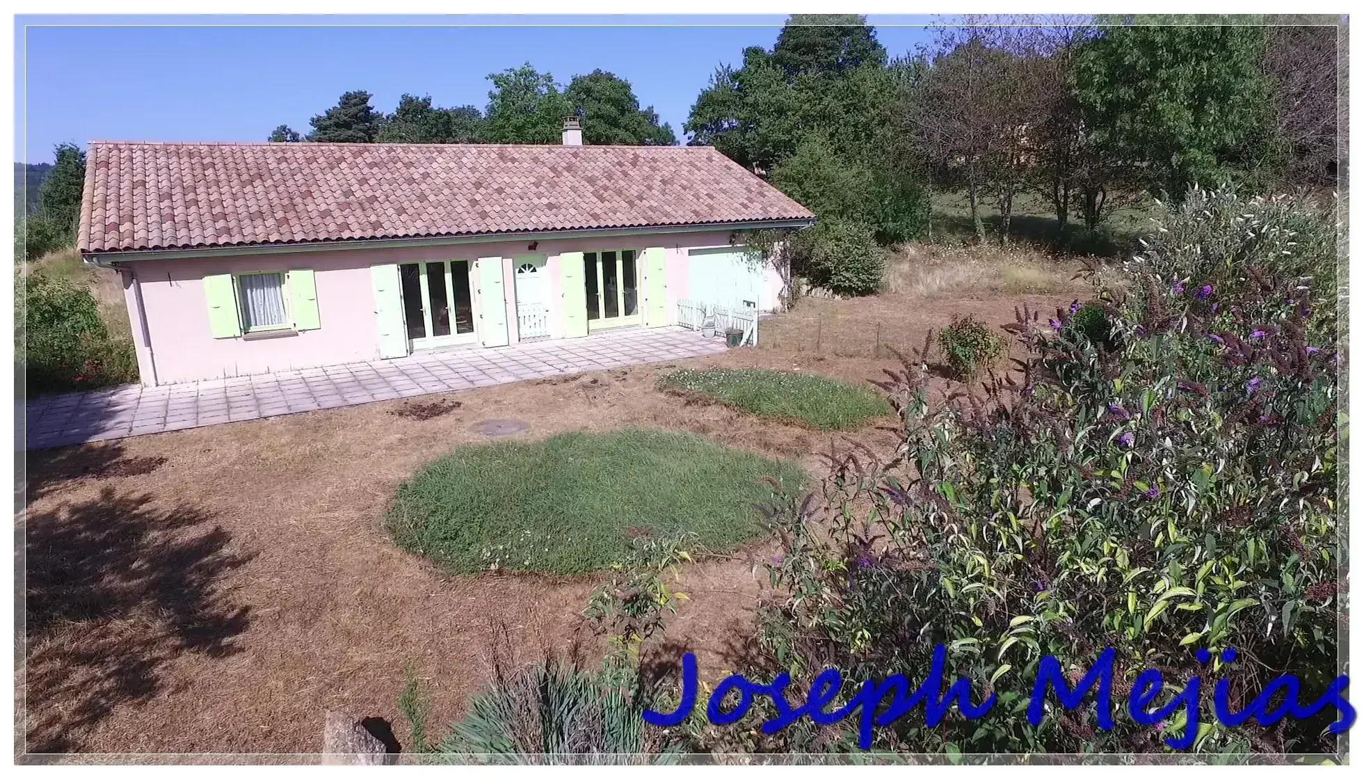 Maison de plain-pied à vendre à Saint Apollinaire de Rias, 2 chambres, terrain de 2000 m² 