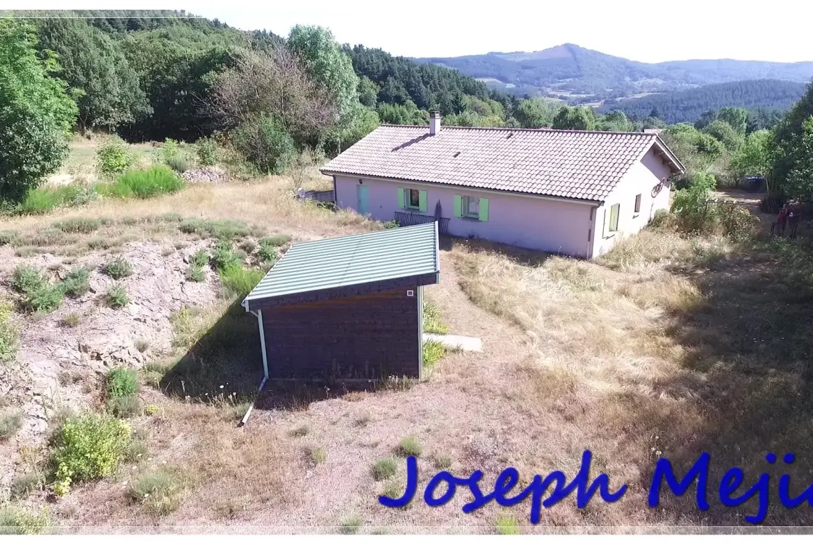 Maison de plain-pied à vendre à Saint Apollinaire de Rias, 2 chambres, terrain de 2000 m² 