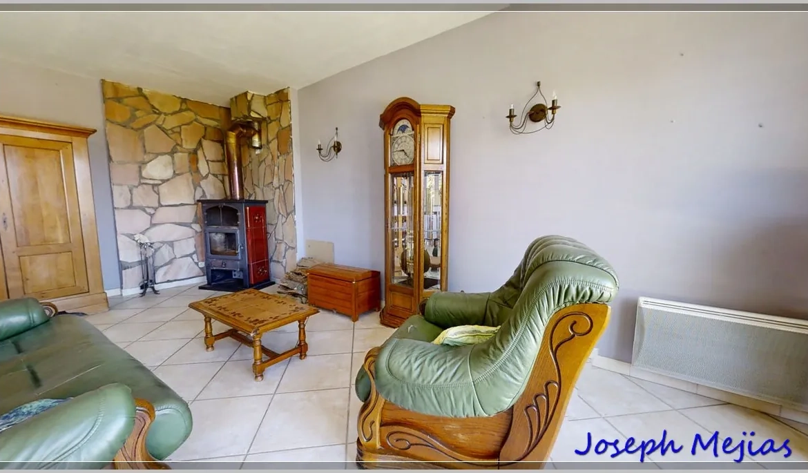 Maison de plain-pied à vendre à Saint Apollinaire de Rias, 2 chambres, terrain de 2000 m² 