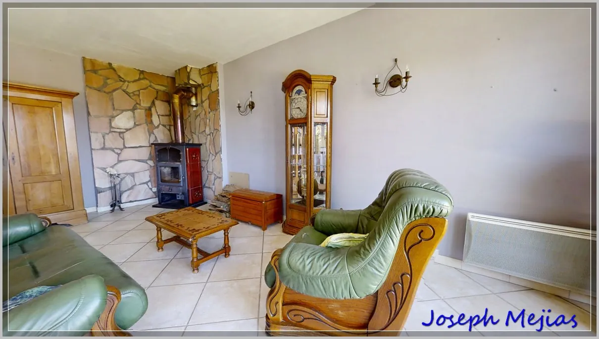 Maison de plain-pied à vendre à Saint Apollinaire de Rias, 2 chambres, terrain de 2000 m² 