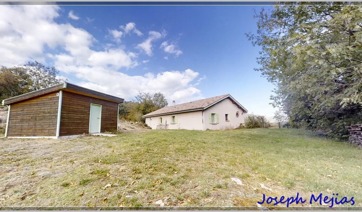 Maison de plain-pied à vendre à Saint Apollinaire de Rias, 2 chambres, terrain de 2000 m² 