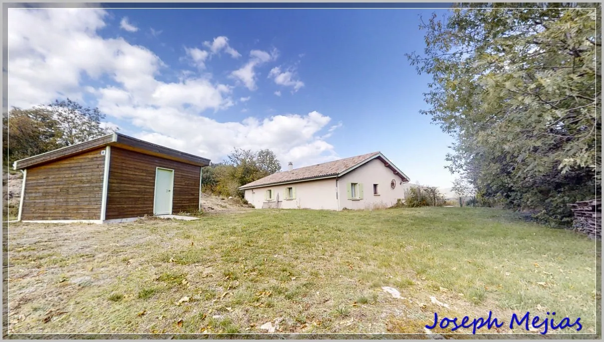 Maison de plain-pied à vendre à Saint Apollinaire de Rias, 2 chambres, terrain de 2000 m² 