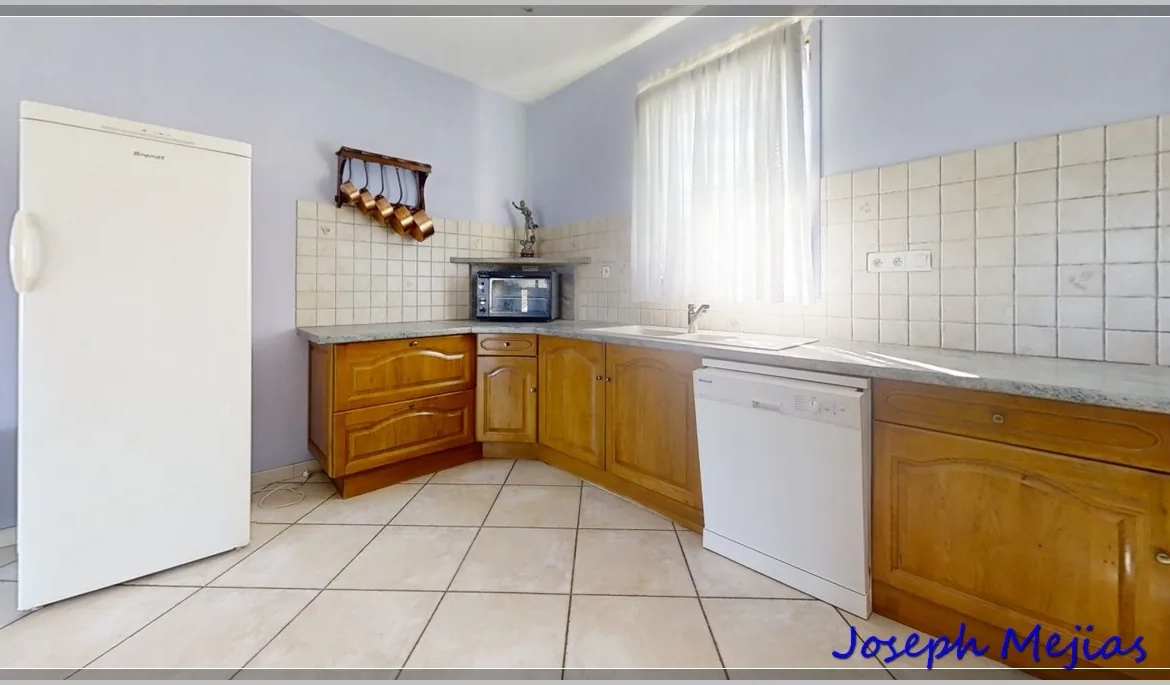 Maison de plain-pied à vendre à Saint Apollinaire de Rias, 2 chambres, terrain de 2000 m² 