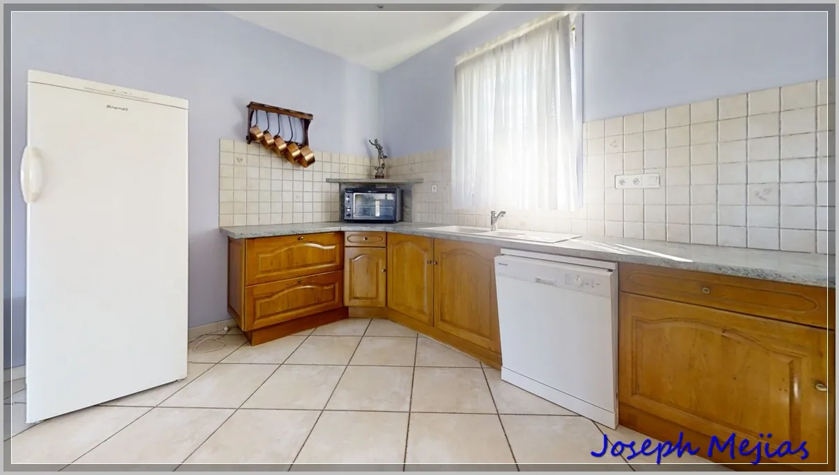 Maison de plain-pied à vendre à Saint Apollinaire de Rias, 2 chambres, terrain de 2000 m² 
