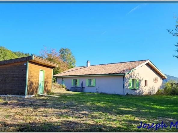Maison de plain-pied à vendre à Saint Apollinaire de Rias, 2 chambres, terrain de 2000 m²