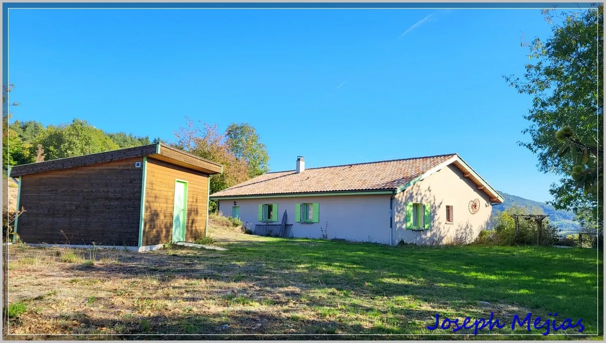 Maison de plain-pied à vendre à Saint Apollinaire de Rias, 2 chambres, terrain de 2000 m² 