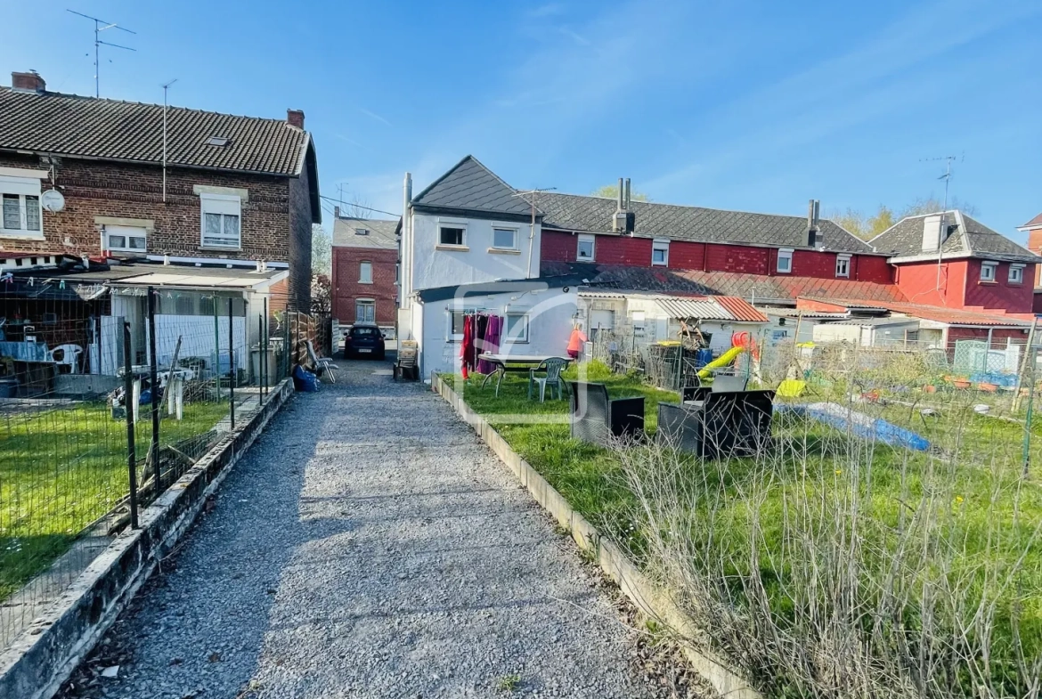 Maison semi-mitoyenne de 68 m² à Feignies avec terrain et stationnement 