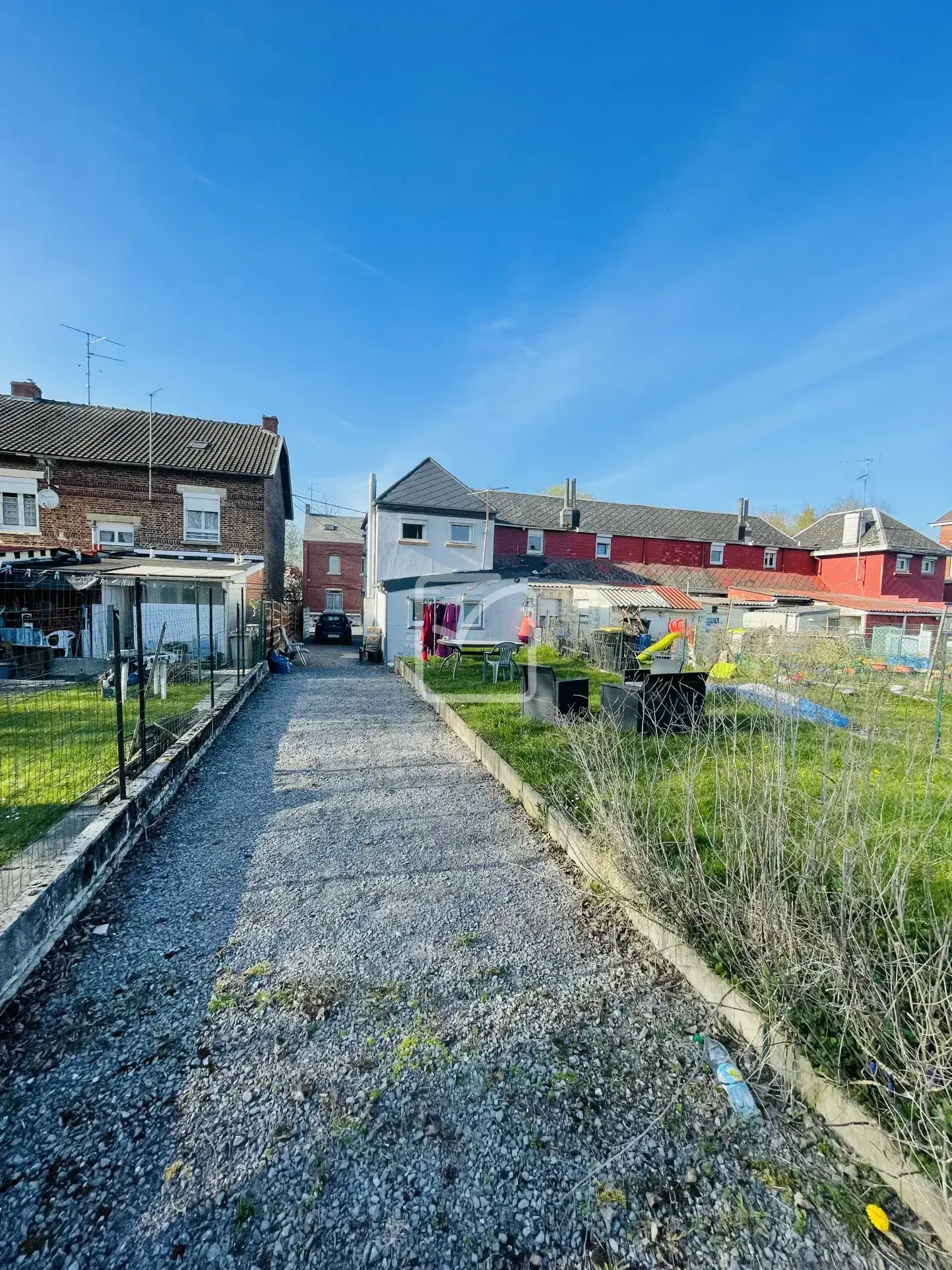 Maison semi-mitoyenne de 68 m² à Feignies avec terrain et stationnement 