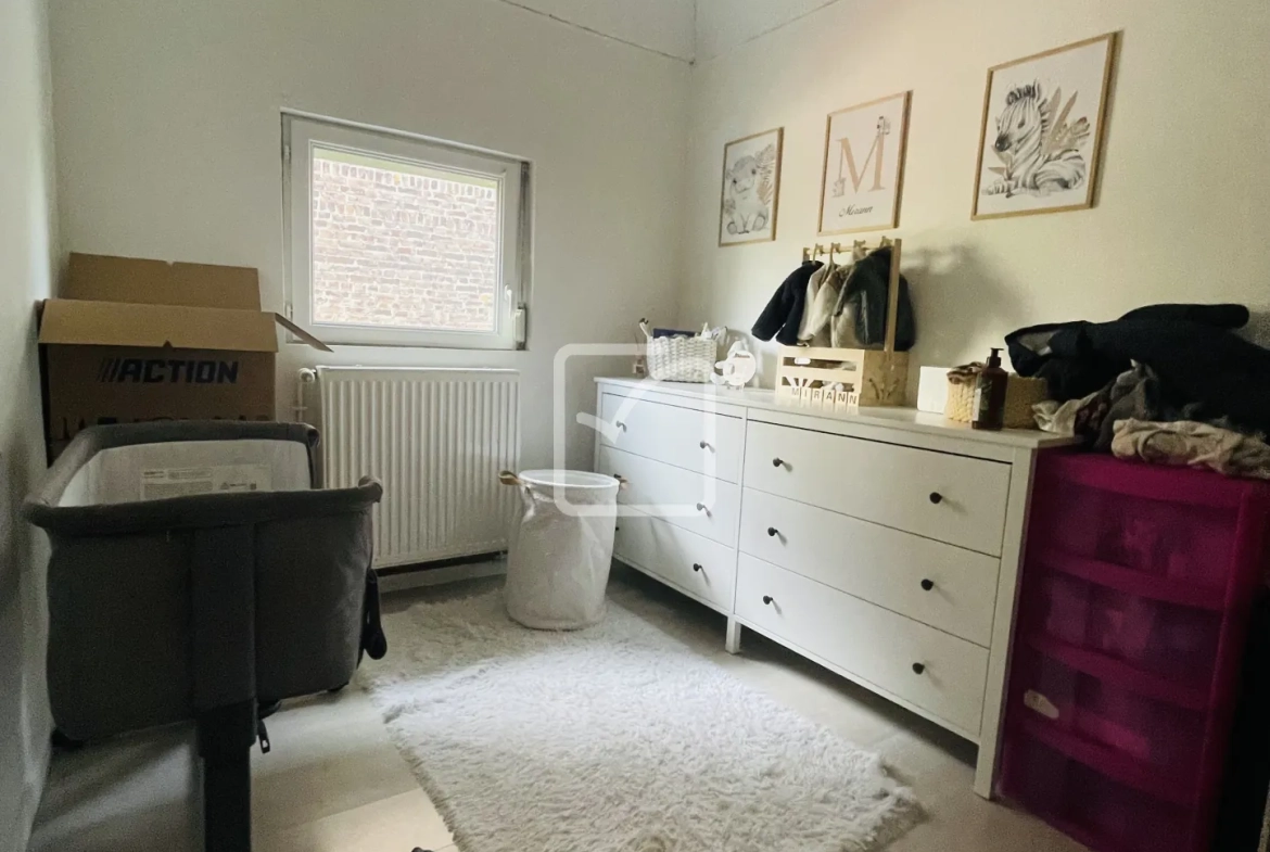 Maison semi-mitoyenne de 68 m² à Feignies avec terrain et stationnement 