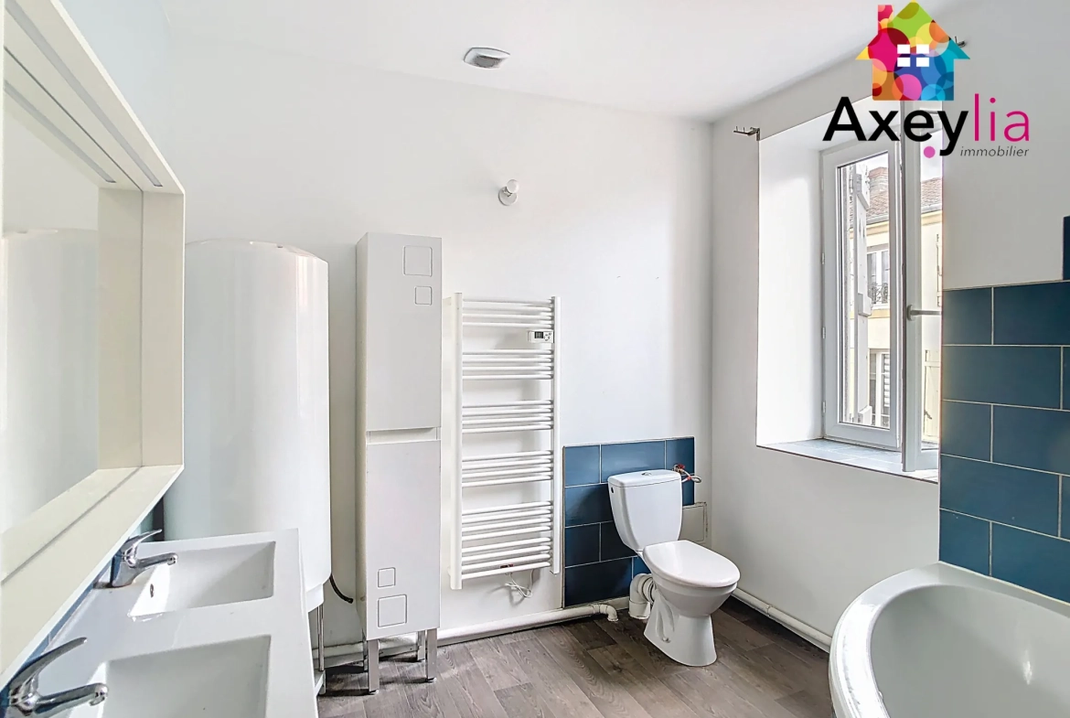 Maison ancienne avec local commercial, grand potentiel à Renaison 