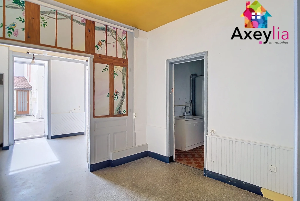 Maison ancienne avec local commercial, grand potentiel à Renaison 