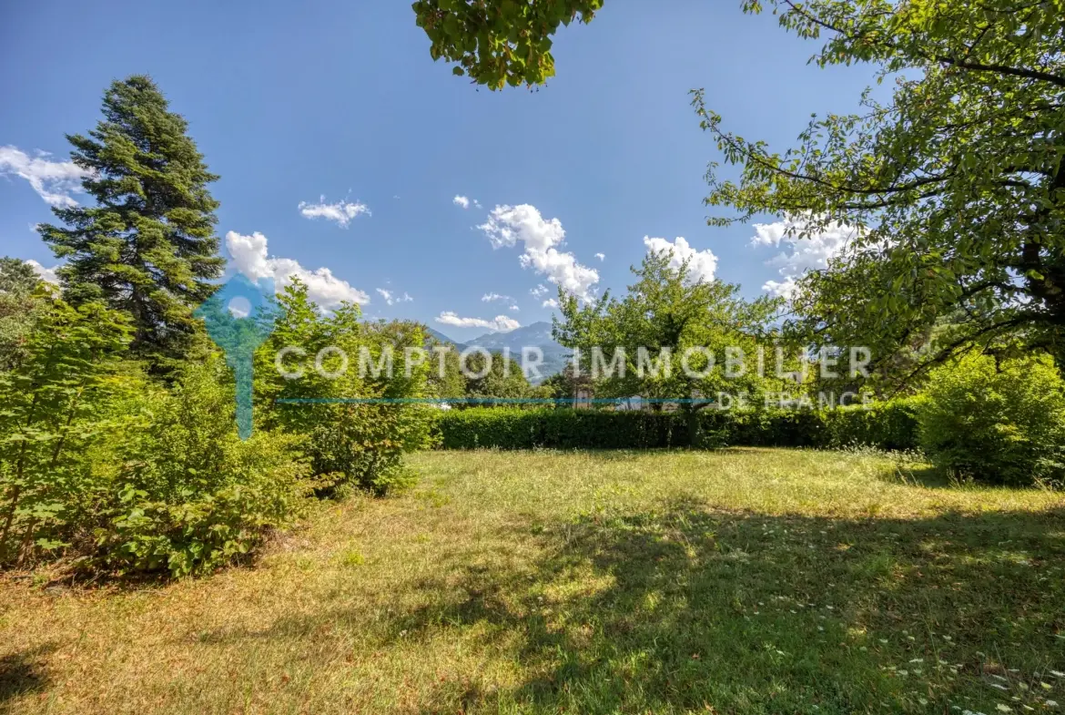 A Vendre Terrain Constructible de 430 m² à Crolles, Vue sur Belledonne 