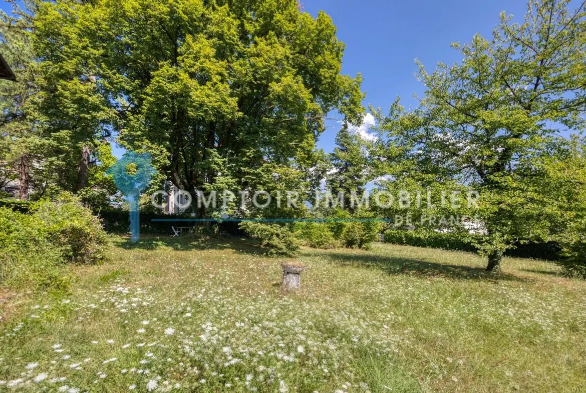 A Vendre Terrain Constructible de 430 m² à Crolles, Vue sur Belledonne 