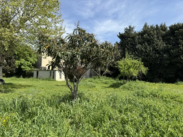 Terrain constructible viabilisé de 421 m² à Caderousse, proche Orange et Avignon 