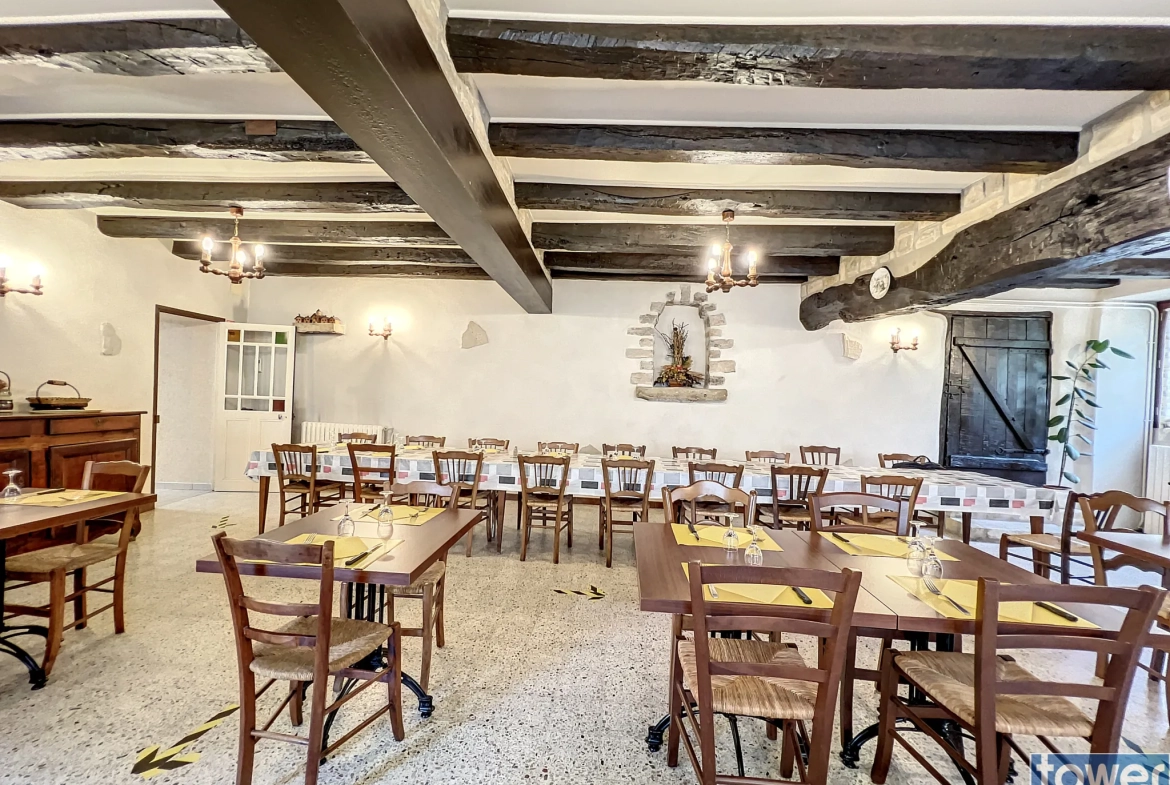 Maison ancienne avec jardin à Alloue, 4 chambres, garage et appartement attenant 