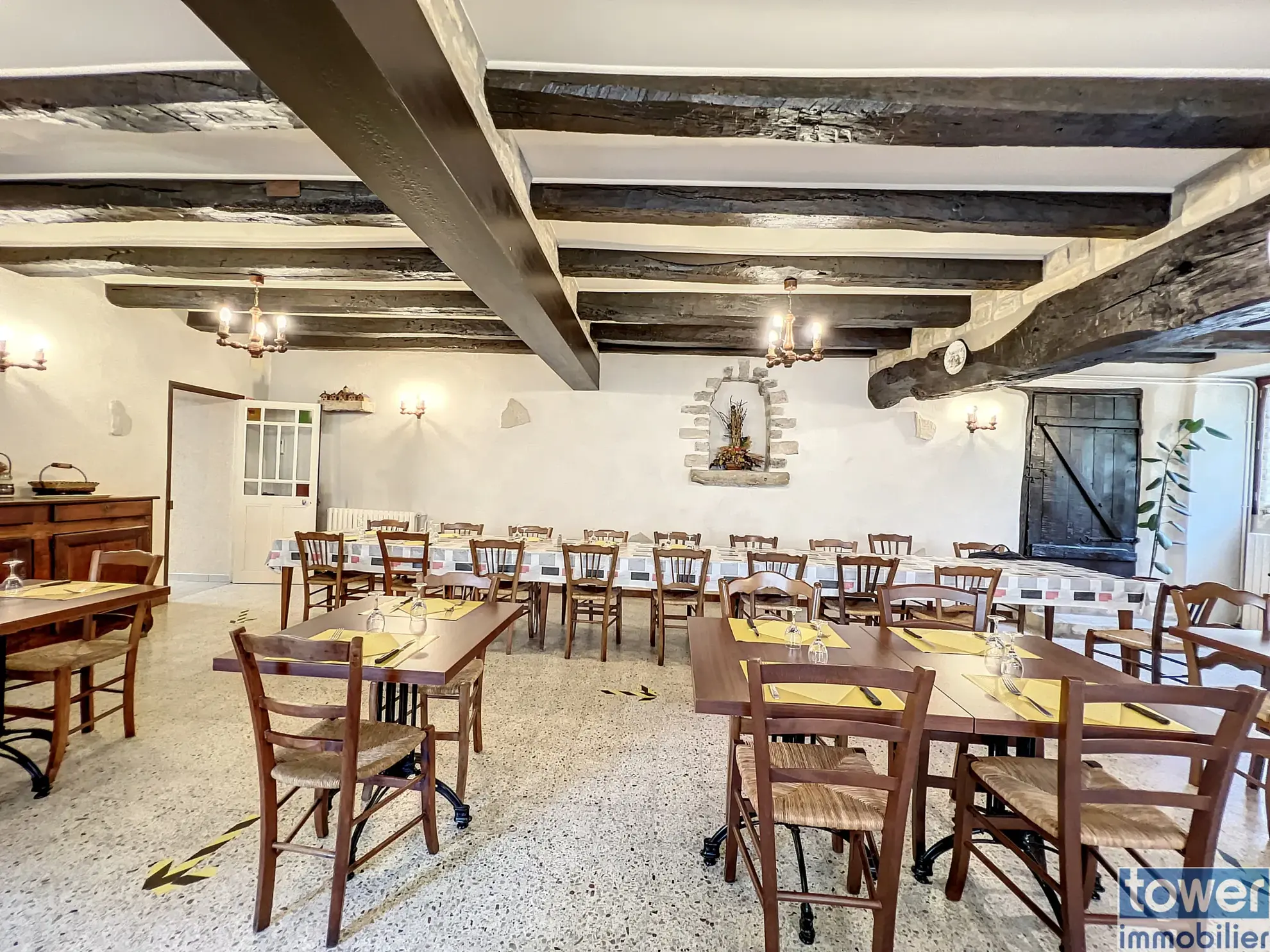Maison ancienne avec jardin à Alloue, 4 chambres, garage et appartement attenant 