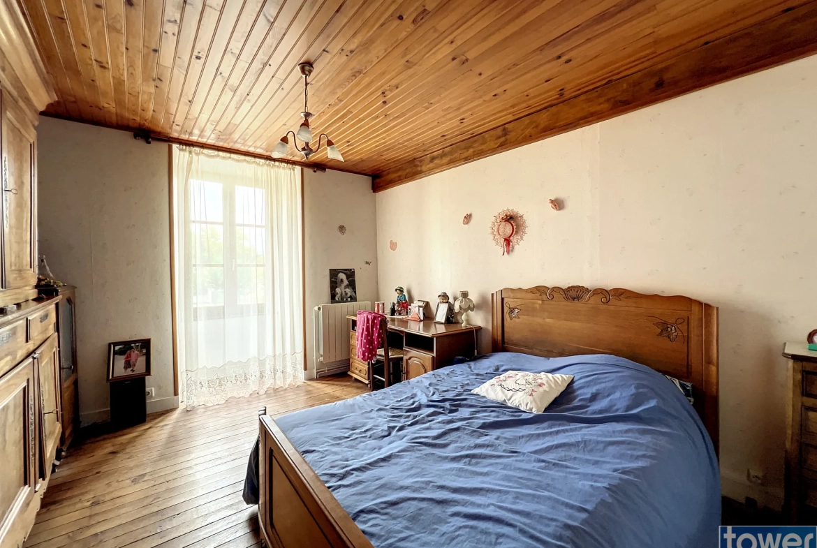 Maison ancienne avec jardin à Alloue, 4 chambres, garage et appartement attenant 