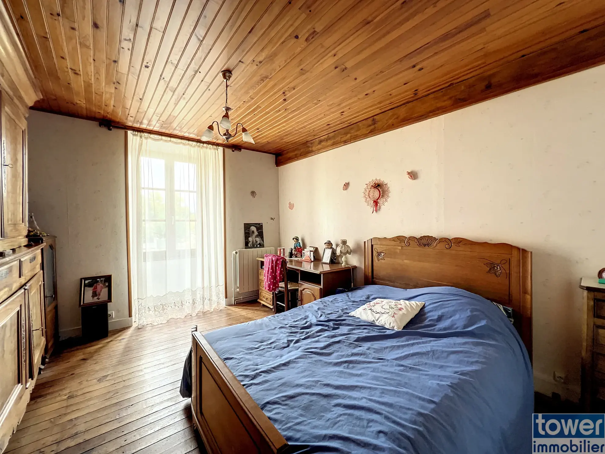 Maison ancienne avec jardin à Alloue, 4 chambres, garage et appartement attenant 