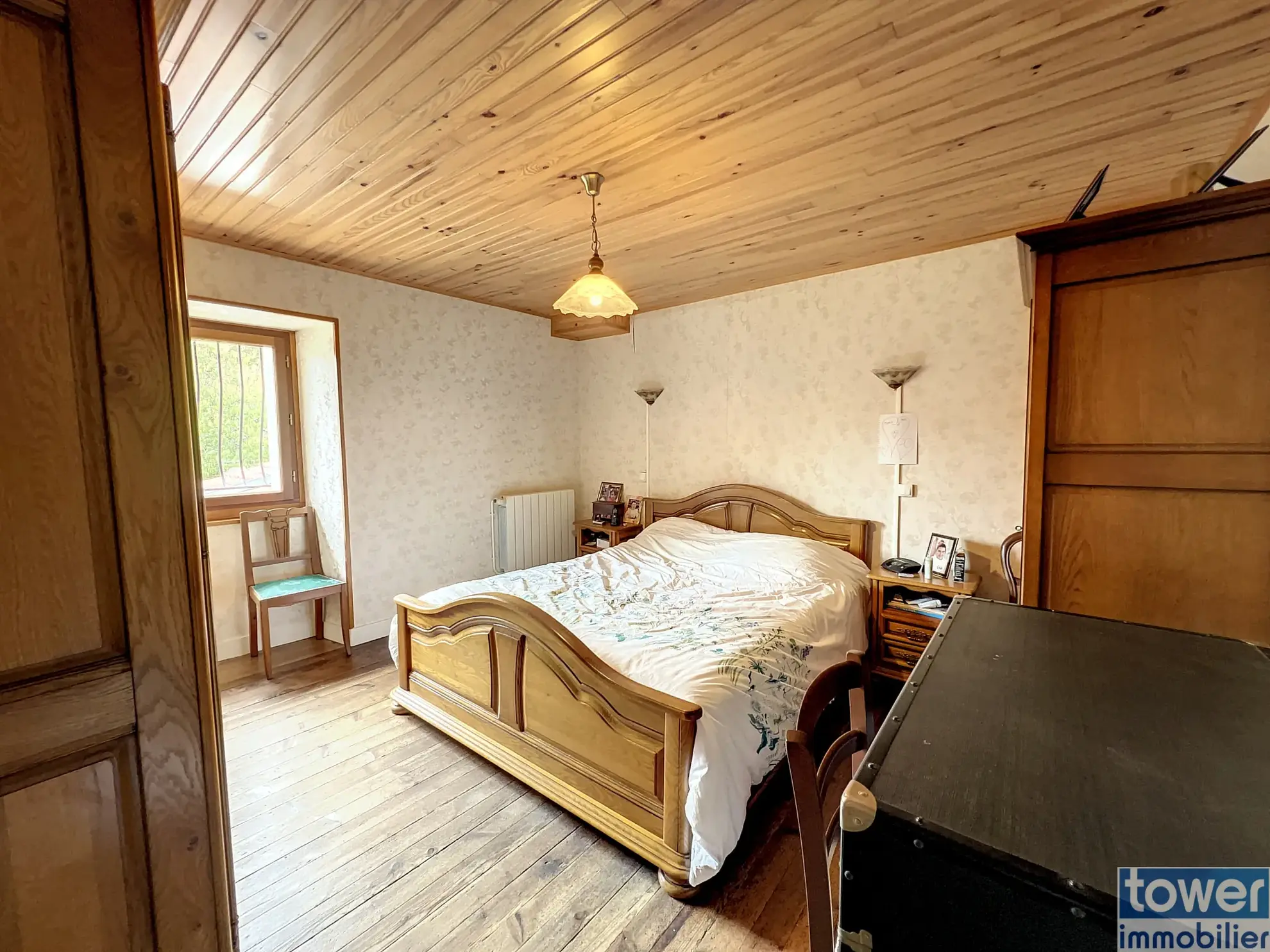 Maison ancienne avec jardin à Alloue, 4 chambres, garage et appartement attenant 