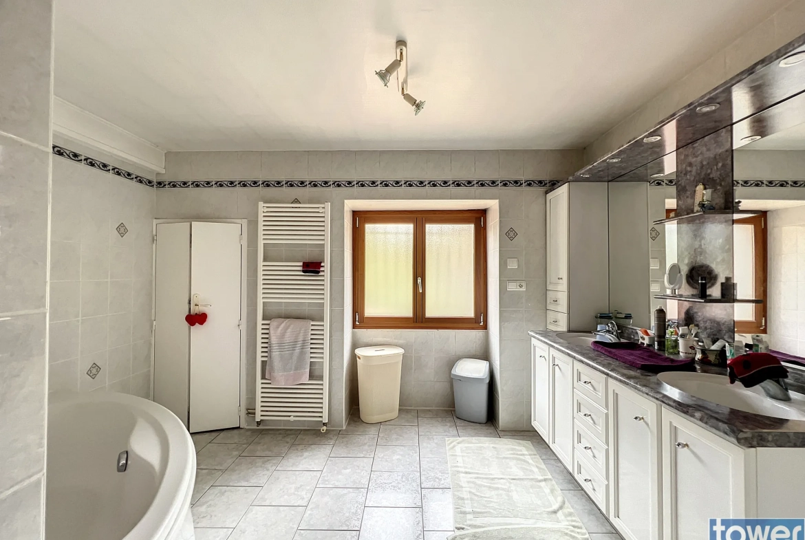 Maison ancienne avec jardin à Alloue, 4 chambres, garage et appartement attenant 