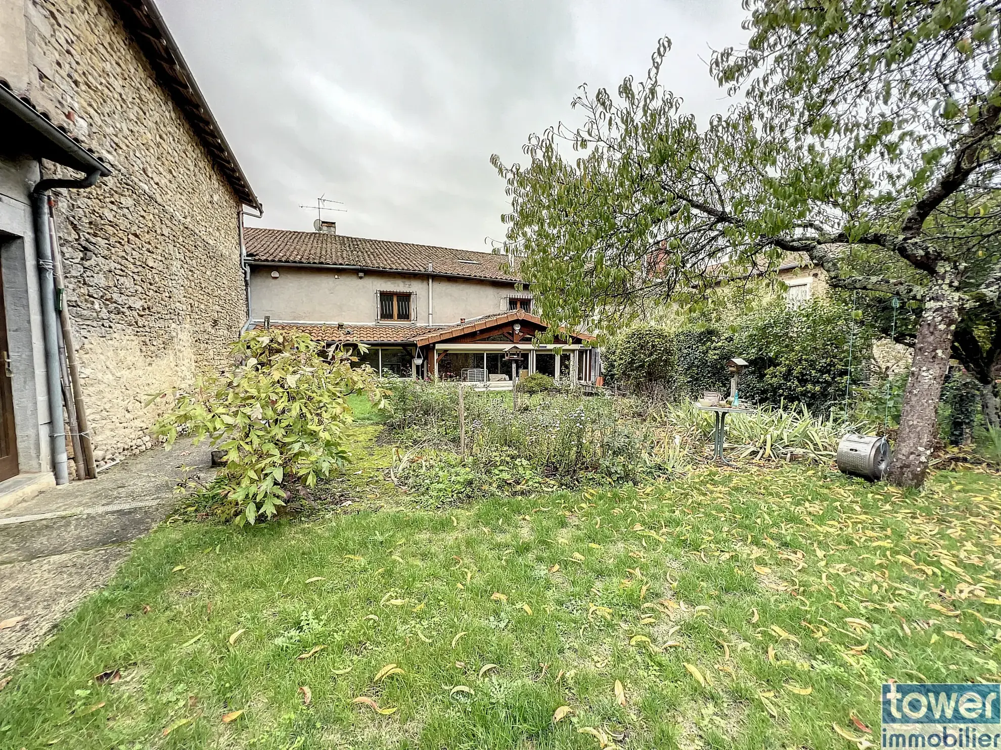 Maison ancienne avec jardin à Alloue, 4 chambres, garage et appartement attenant 