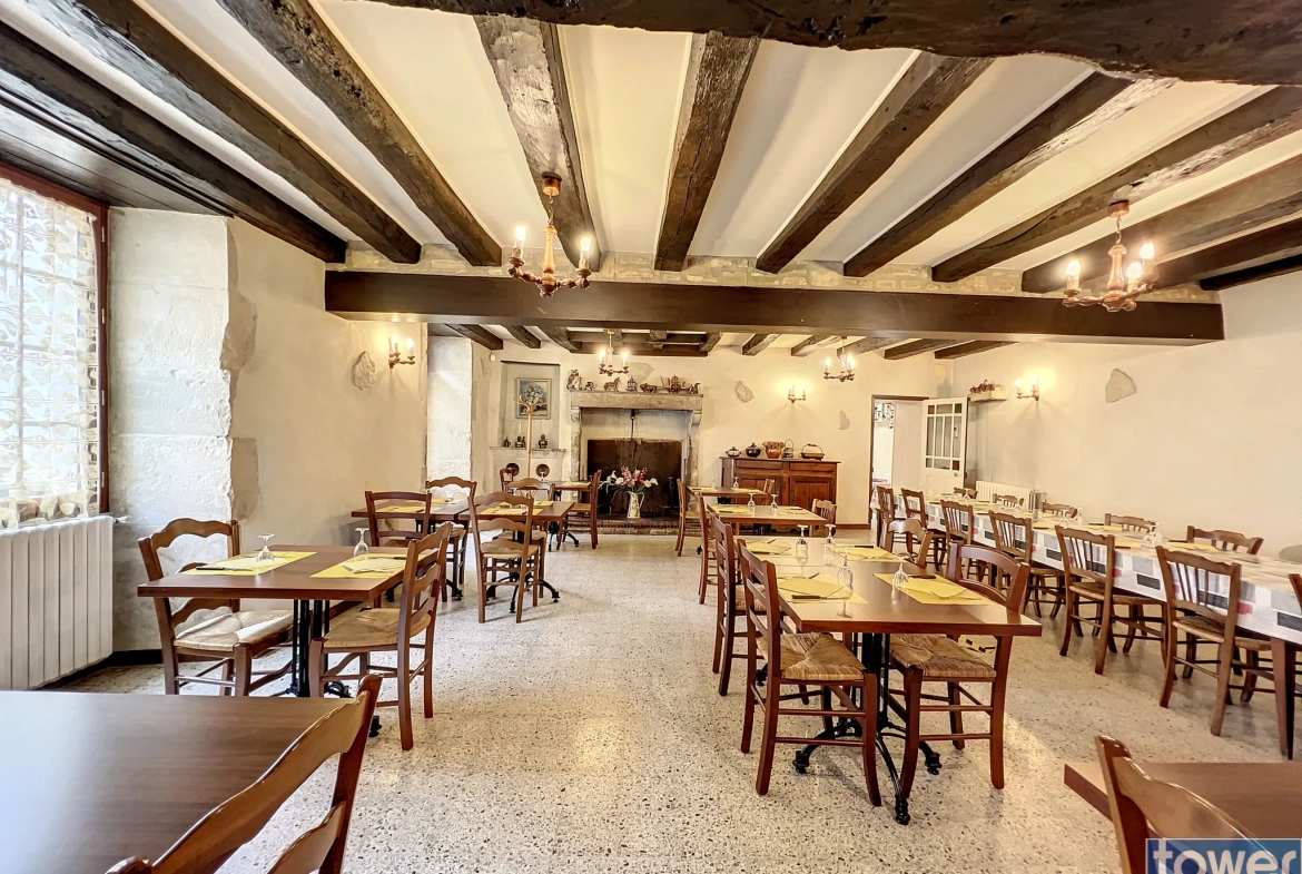 Maison ancienne avec jardin à Alloue, 4 chambres, garage et appartement attenant 