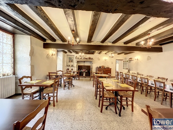 Maison ancienne avec jardin à Alloue, 4 chambres, garage et appartement attenant