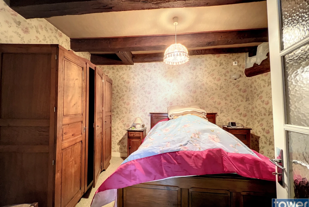 Maison ancienne avec jardin à Alloue, 4 chambres, garage et appartement attenant 
