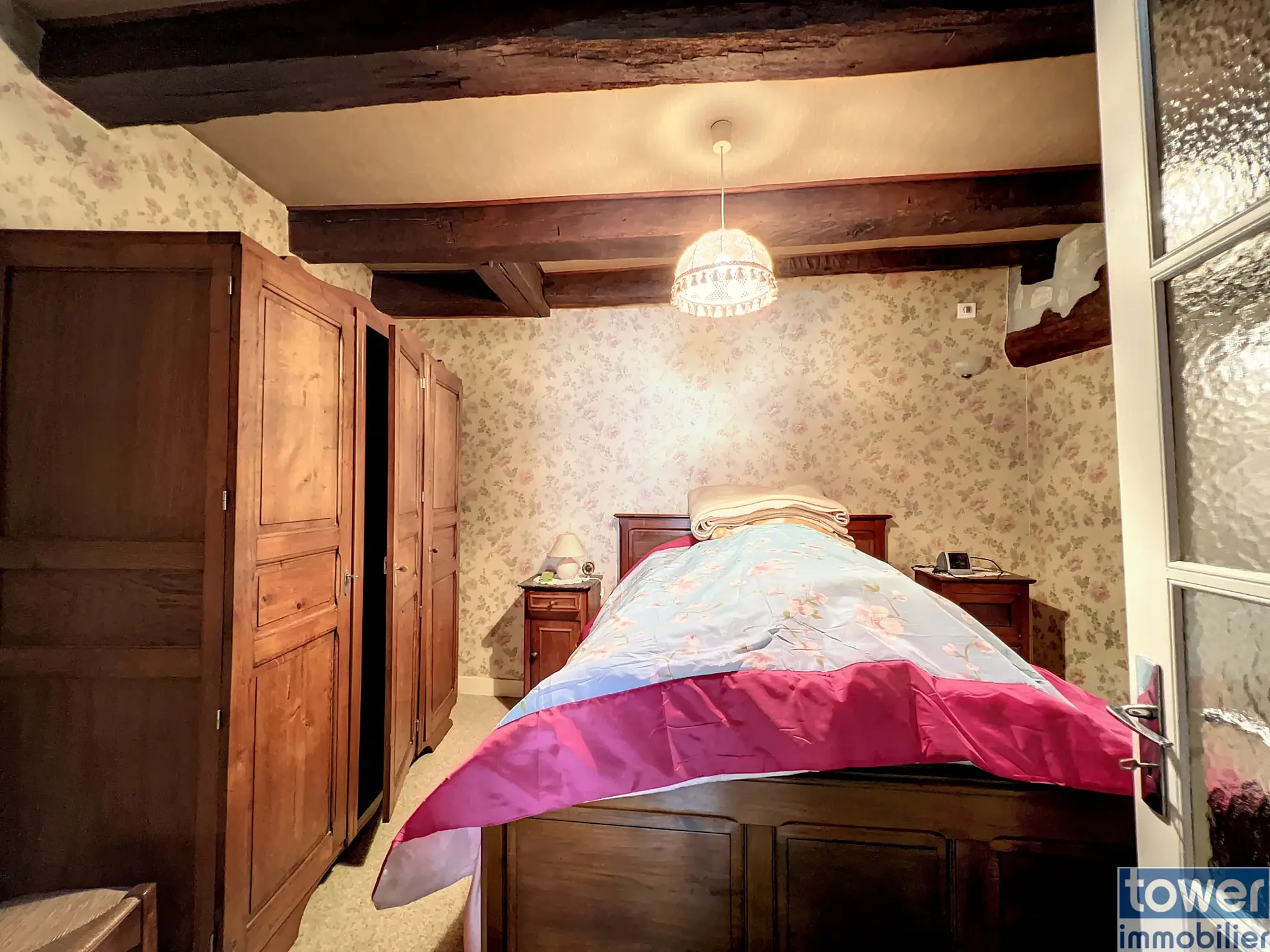 Maison ancienne avec jardin à Alloue, 4 chambres, garage et appartement attenant 