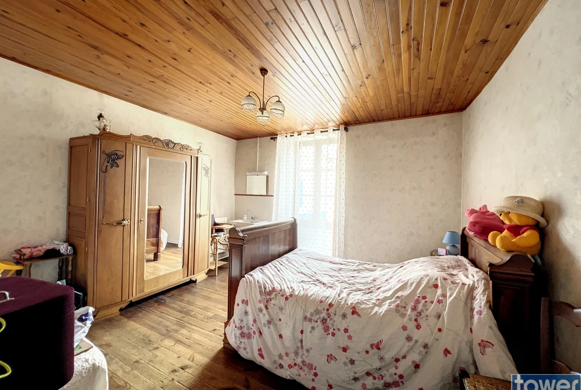Maison ancienne avec jardin à Alloue, 4 chambres, garage et appartement attenant 