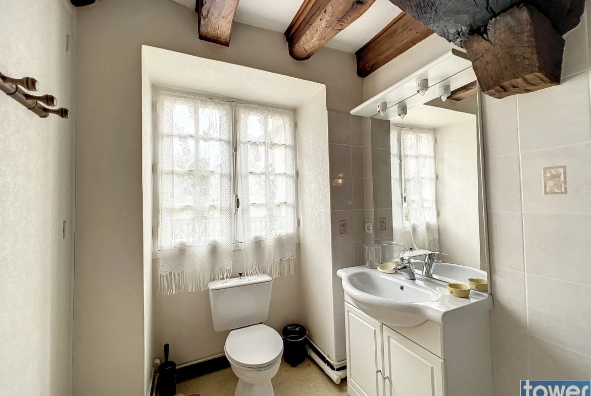 Maison ancienne avec jardin à Alloue, 4 chambres, garage et appartement attenant 