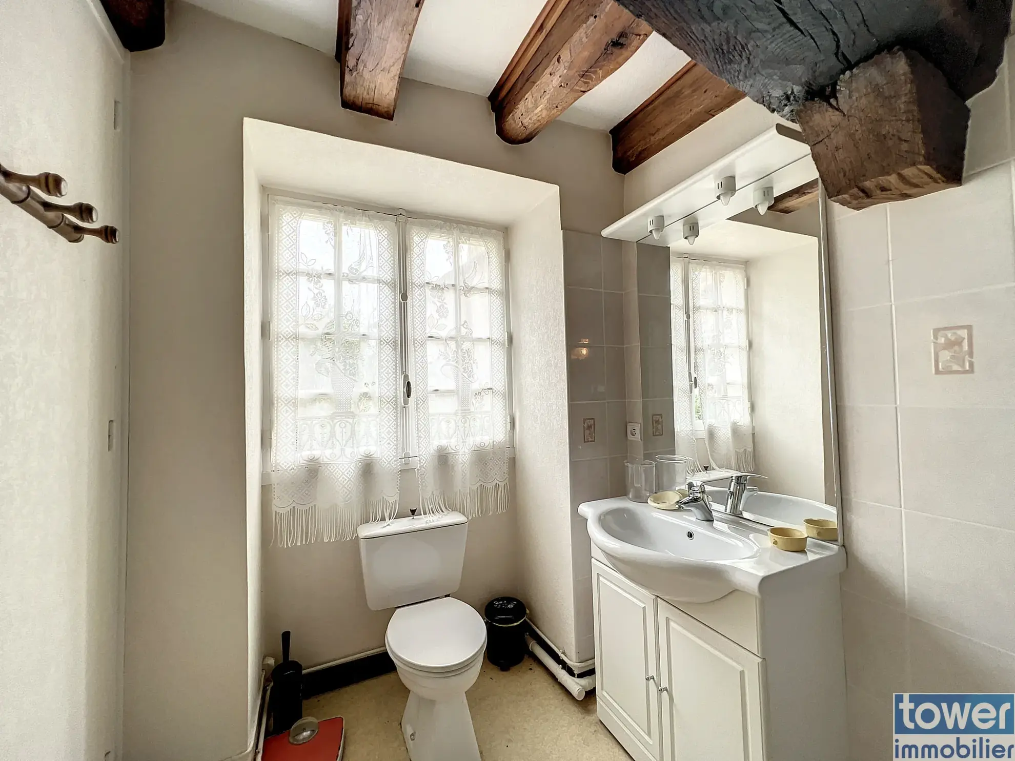 Maison ancienne avec jardin à Alloue, 4 chambres, garage et appartement attenant 