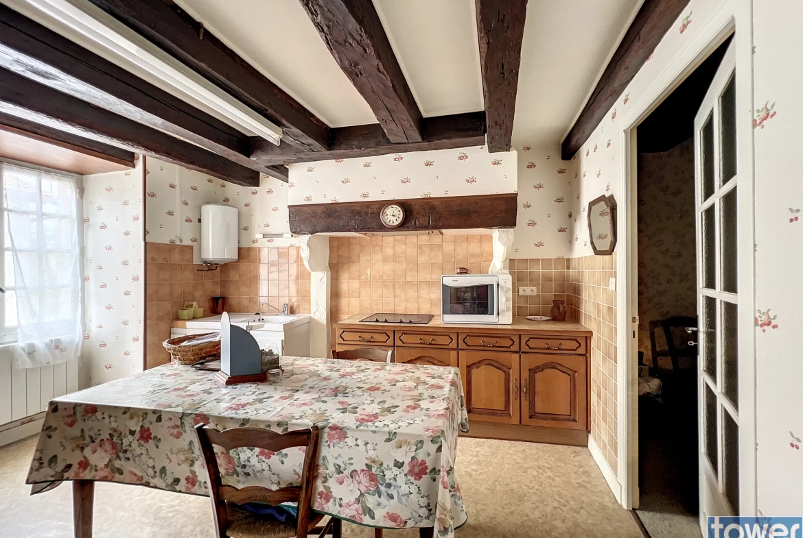 Maison ancienne avec jardin à Alloue, 4 chambres, garage et appartement attenant 